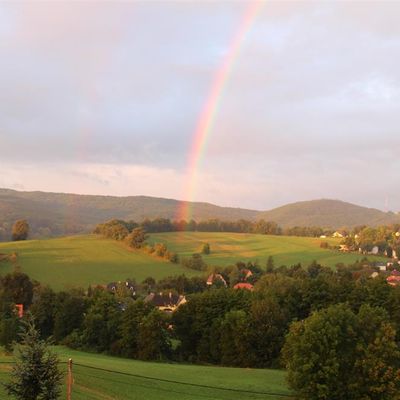 Breitenfurt: Regenbogen über Wiese